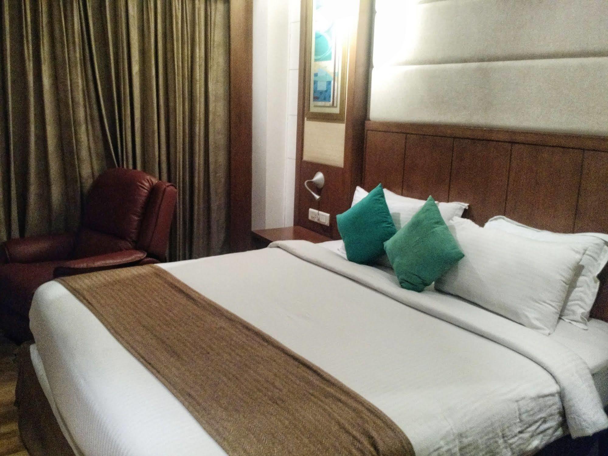 Savoy Suites Greater Noida Exterior photo